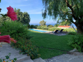 Отель Villa Il Carrubo - elegante, con piscina e splendida vista sul mare, Санта-Марина-Салина